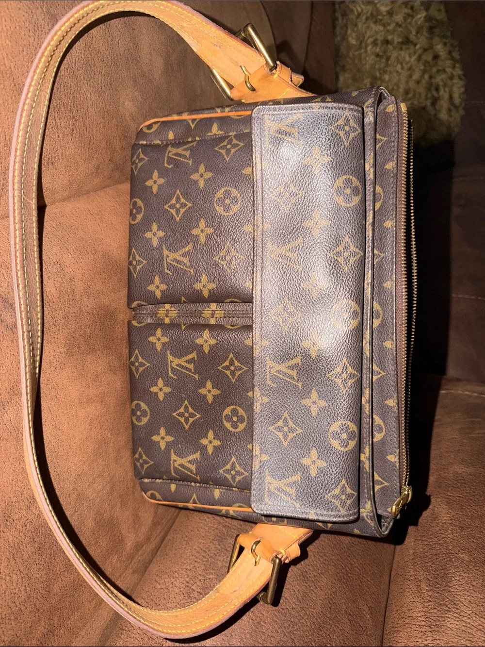 Auth Louis Vuitton Monogram Viva Cite GM